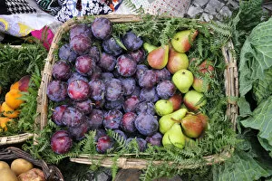 Images Dated 15th August 2011: Plums and pears. Lisbon food market, Portugal