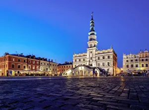 Poland, Lublin Voivodeship, Zamosc, Old Town, Market Square and City Hall at twilight