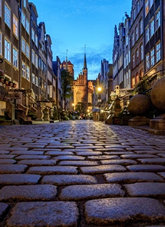 Poland, Pomeranian Voivodeship, Gdansk, Old Town, Mariacka Street at twilight