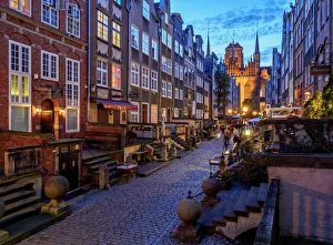 Poland, Pomeranian Voivodeship, Gdansk, Old Town, Mariacka Street at twilight