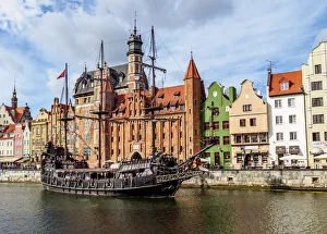 Poland, Pomeranian Voivodeship, Gdansk, Old Town, Motlawa River and Mariacka Gate