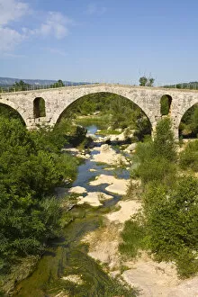 Images Dated 22nd April 2009: Pont Julien, Roman Bridge near Bonnieux Vaucluse, Provence Alpes Cote D Azur, France
