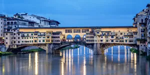 Images Dated 15th July 2019: Ponte Vecchio and Arno River at dusk, Florence, Tuscany, Italy