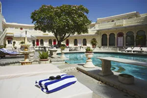 Images Dated 4th July 2011: Pool at Shiv Niwas Palace Hotel, Udaipur, Rajasthan, India