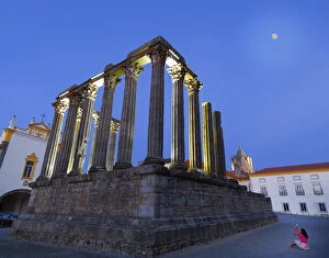 Portugal, Alentejo, Evora, Roman temple of Diana at dusk (MR)