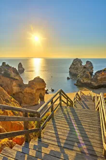 Portugal, Algarve, Lagos, sunrise over Camilo Beach (Praia do Camilo)