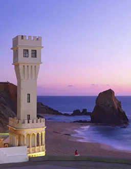 Portugal, Estramadura, Santa Cruz, beach at dusk (MR)