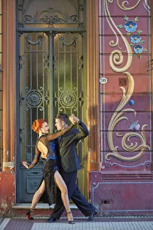 Images Dated 11th March 2022: Professional Tango Dancers with 'Filieteado Art'in the background, Jean Jaures street, Abasto