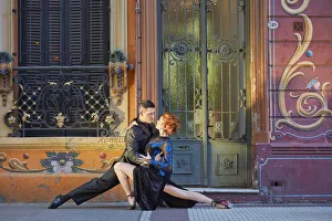 Images Dated 11th March 2022: Professional Tango Dancers with 'Filieteado Art'in the background, Jean Jaures street, Abasto