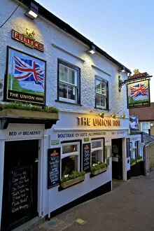 Images Dated 16th August 2013: Pub, Cowes, Isle of Wight, United Kingdom
