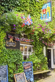 Images Dated 25th October 2012: Pub, Mevagissey, Cornwall, England, UK