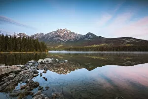 Images Dated 27th September 2017: Pyramid lake at dawn, Jasper National Park, Alberta, Canada