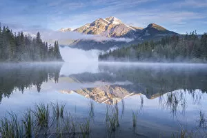 Images Dated 1st May 2020: Pyramid Lake and Pyramid Mountain at dawn, Jasper National Park, Alberta, Canada