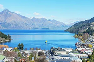 Queenstown and lake Wakatipu, elevated view, Queenstown, South Island, New Zealand