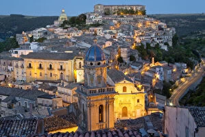 Images Dated 8th December 2010: Ragusa at dusk, Sicily, Italy