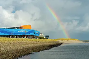 Nordfrisland Prints: Rainbow over coastline and experience center Naturgewalten Sylt