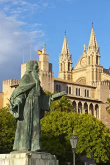 Images Dated 23rd November 2011: Ramon Llull Statue & Cathedral La Seu, Palma de Mallorca, Mallorca, Balearic Islands
