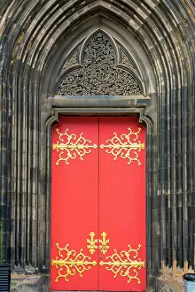 Red door of Tolbooth Kirk Church at Royal Mile, UNESCO, Old Town, Edinburgh, Lothian, Scotland, UK