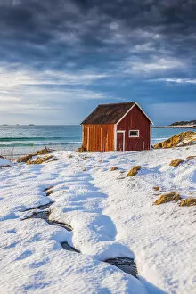 Images Dated 29th November 2016: Red Shack in Winter, Lofoten Islands, Norway