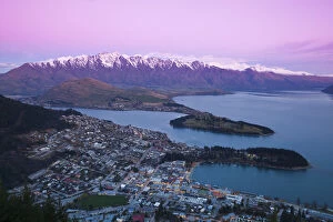 Images Dated 5th January 2011: The Remarkables, Lake Wakatipu & Queenstown, Central Otago, South Island, New Zealand