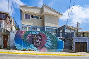 Images Dated 15th March 2022: Residential house with painted mural on Avenida Alemania, Cerro Alegre, Valparaiso