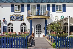 Zingst Prints: Restaurant in the pedestrian zone in Zingst