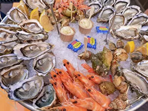 Images Dated 21st October 2022: Restaurant serving a plateau de fruits de mer, Le Panier de Marseille, Marseille