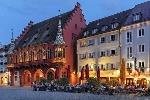 Images Dated 27th October 2021: Restaurants near historischen Kaufhaus (historical Merchant's Hall) on Munsterplatz Square