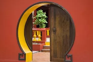 Images Dated 6th October 2008: Reunion Island, St-Pierre, Chinese temple doorway