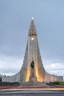 Images Dated 5th August 2016: Reykjavik, Iceland. Hallgraimskirkja church at dusk