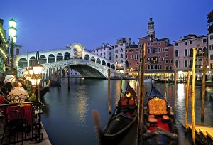 <b class=qtipBold><figcaption>Rialto Bridge</figcaption></b><br>Rialto Bridge, Grand Canal, Venice, Italy<br><em>© Demetrio Carrasco</em> Rialto Bridge