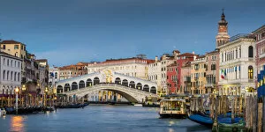 Tourists Gallery: Rialto bridge at dusk, Venice, Veneto, Italy