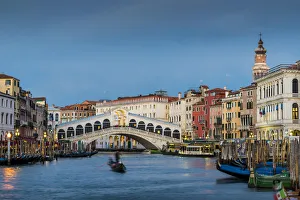Images Dated 17th January 2018: Rialto bridge at dusk, Venice, Veneto, Italy