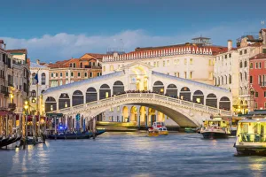 Images Dated 6th February 2018: Rialto bridge at dusk, Venice, Veneto, Italy