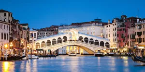 Images Dated 29th November 2018: Rialto bridge on the Grand Canal at dusk, Venice, Italy