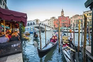 Images Dated 22nd September 2016: Rialto Bridge, Grand Canal, Venice, Italy