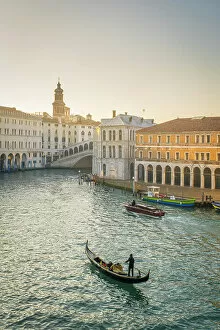 Images Dated 8th February 2023: Rialto Bridge, Grand Canal, Venice, Veneto, Italy
