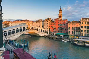 Tourists Gallery: Rialto bridge at sunset, Venice, Veneto, Italy