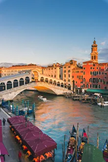 Images Dated 6th February 2018: Rialto bridge at sunset, Venice, Veneto, Italy