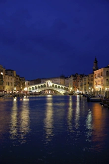<b class=qtipBold><figcaption>The Rialto Bridge, Venice, Italy</figcaption></b><br>The Rialto Bridge, Venice, Italy The Rialto Bridge at dusk, Venice, Italy<br><em>© Neil Farrin</em> The Rialto Bridge, Venice, Italy