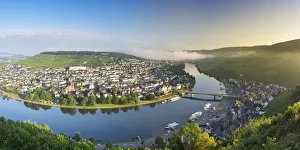 Images Dated 11th October 2016: River Moselle and Bernkastel-Kues at dawn, Rhineland-Palatinate, Germany