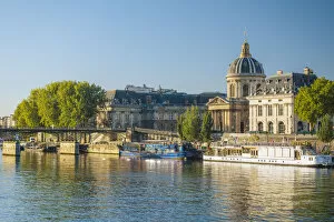 Images Dated 18th September 2020: River Seine and Institut de France, Paris, France