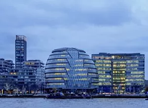 Images Dated 5th December 2017: River Thames and City Hall at twilight, London, England, United Kingdom