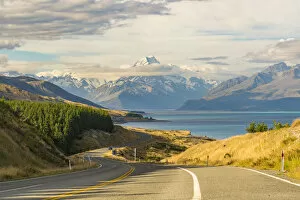 Lake Pukaki Gallery: Road alongside Lake Pukaki, looking towards Mt Cook mountain range