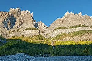 Images Dated 20th April 2023: Rocky Mountains along the Icefields Parkway, Banff National Park, Alberta, Canada
