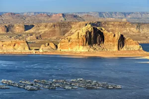 Images Dated 7th January 2020: Rocky shore of Lake Powell and harbor for recreational boats from Wahweap Overlook, Page