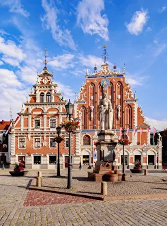 Rolands Statue in front of the House of the Black Heads, Town Hall Square, Riga, Latvia