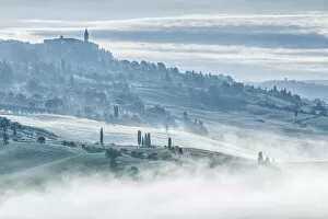 Images Dated 15th December 2020: The rolling hills of the Val D Orcia near Pienza, Tuscany, Italy