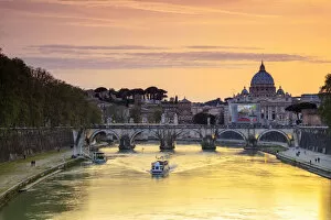 Images Dated 9th September 2016: A romantic sunset on Tiber River with bridge Umberto I and Basilica di San Pietro