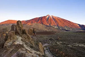 Images Dated 3rd March 2020: Roques de Garcia with mount Teide in background. Tenerife, Canary Islands, Spain